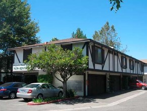 Victoria Pines Apartments in Costa Mesa, CA - Building Photo - Building Photo