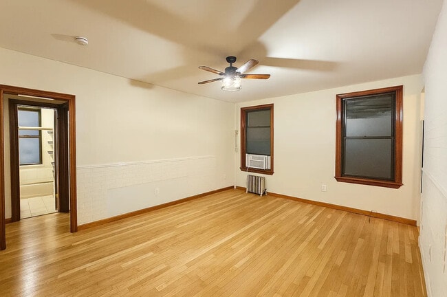 2819 21st Ave, Unit 1 in Astoria, NY - Foto de edificio - Building Photo