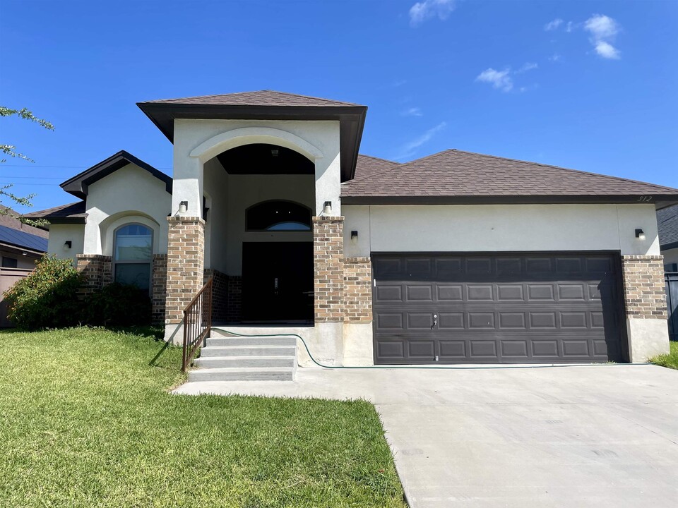 512 Prado Dr in Laredo, TX - Foto de edificio