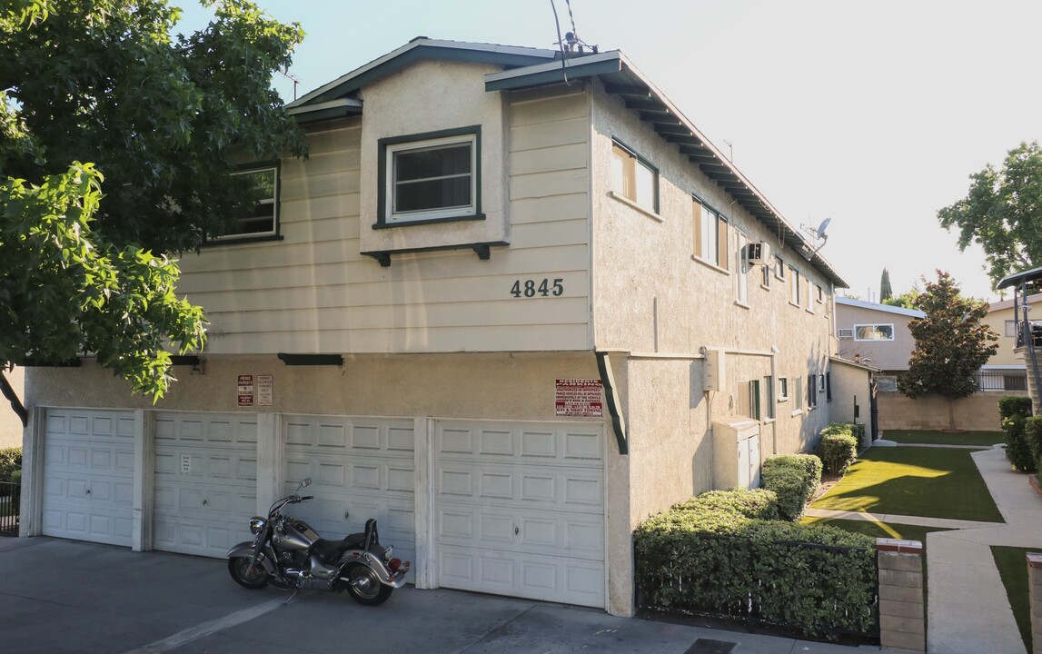 Coldwater Canyon Apartments in Sherman Oaks, CA - Building Photo