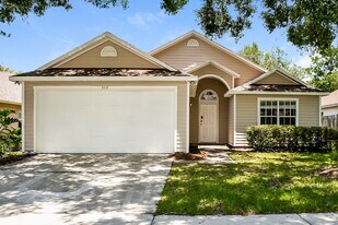 303 Riunite Cir in Winter Springs, FL - Building Photo