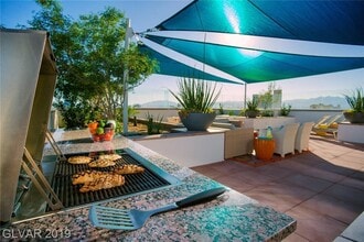 150 Las Vegas Blvd N, Unit 807 in Las Vegas, NV - Building Photo - Building Photo