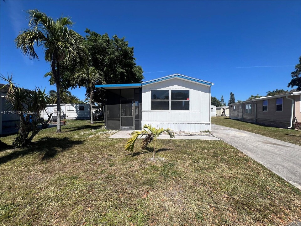 5321 SW 35th Manor in Davie, FL - Building Photo