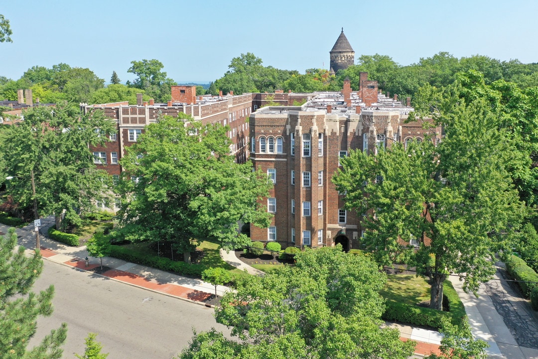 Lewis Manor Apartments in Cleveland, OH - Foto de edificio