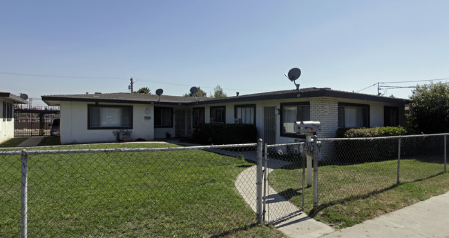 403-419 W Ramona Dr in Rialto, CA - Building Photo - Building Photo