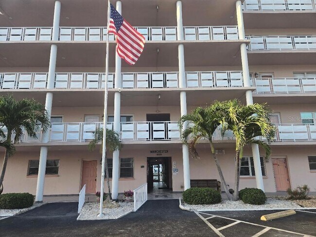 6025 Shore Blvd S, Unit 405 in Gulfport, FL - Foto de edificio - Building Photo