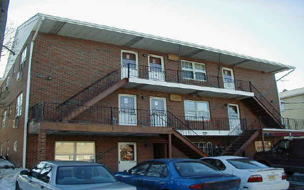 300 Garibaldi Ave in Lodi, NJ - Building Photo