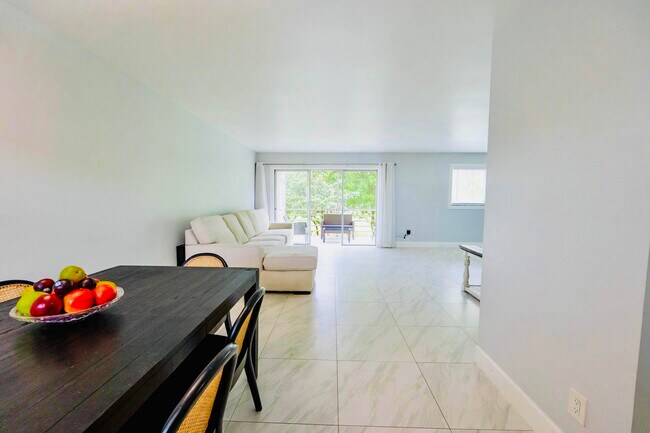 725 Lori Dr in Palm Springs, FL - Building Photo - Building Photo