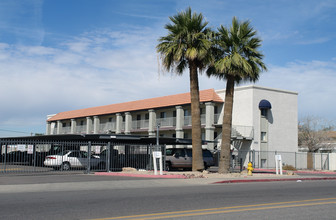 Hacienda Royal in Phoenix, AZ - Foto de edificio - Building Photo