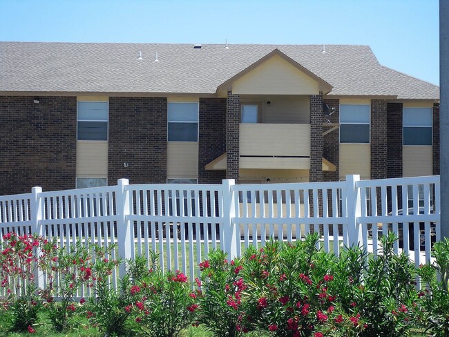 Madison Pointe Apartments in Cotulla, TX - Foto de edificio - Building Photo