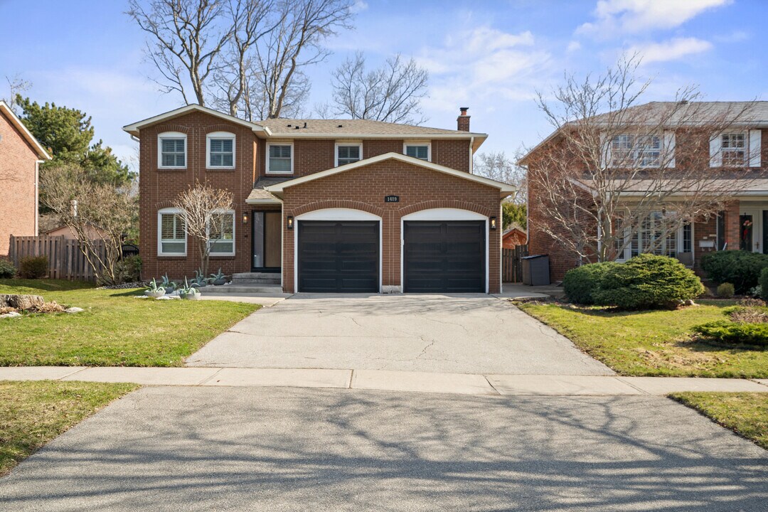 1489 Jasmine Crescent in Oakville, ON - Building Photo