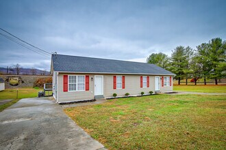 754 Old Stage Rd, Unit A in Church Hill, TN - Foto de edificio - Building Photo