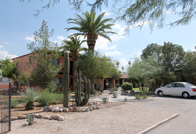 947 N Alvernon Way in Tucson, AZ - Foto de edificio - Building Photo