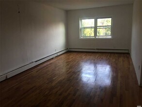 410 Jericho Turnpike-Unit -2C in New Hyde Park, NY - Building Photo - Building Photo