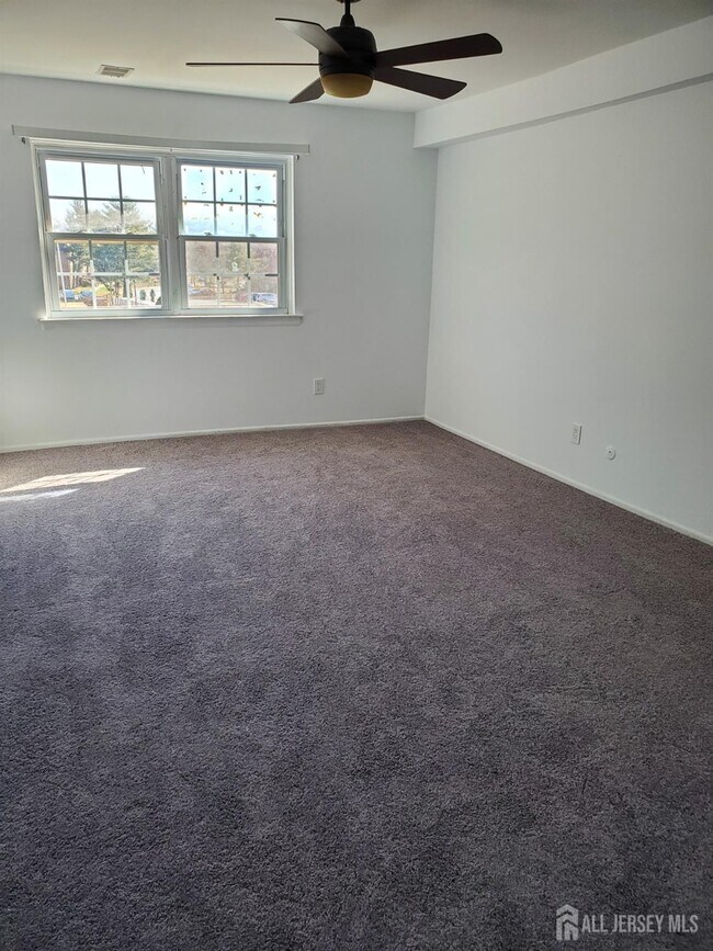 225 College Dr in Edison, NJ - Building Photo - Building Photo