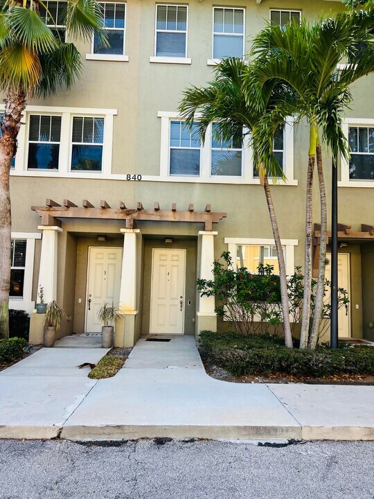 840 Marina del Ray Ln, Unit 4 in West Palm Beach, FL - Foto de edificio