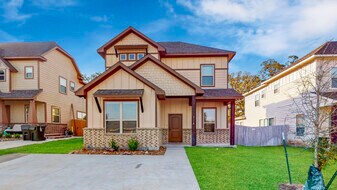 311 Fairway Dr in Bryan, TX - Building Photo