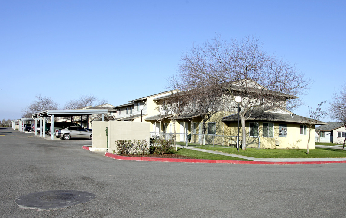 Poplar Grove Apartments in Porterville, CA - Building Photo