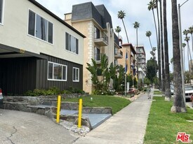 517 S Kenmore Ave in Los Angeles, CA - Building Photo