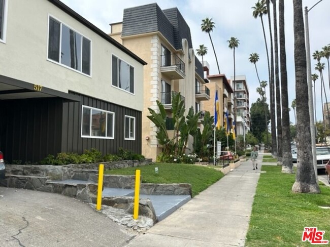 property at 517 S Kenmore Ave