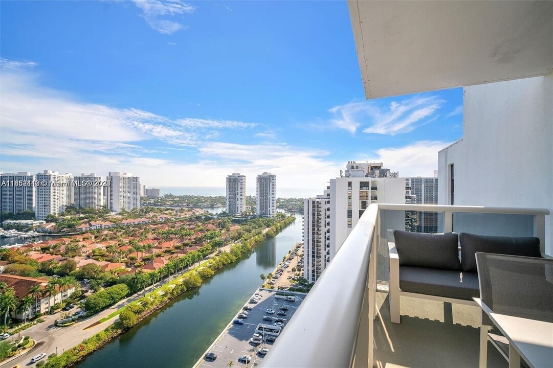 3625 N Country Club Dr, Unit PENTHOUSE IN AVENTURA in Aventura, FL - Building Photo