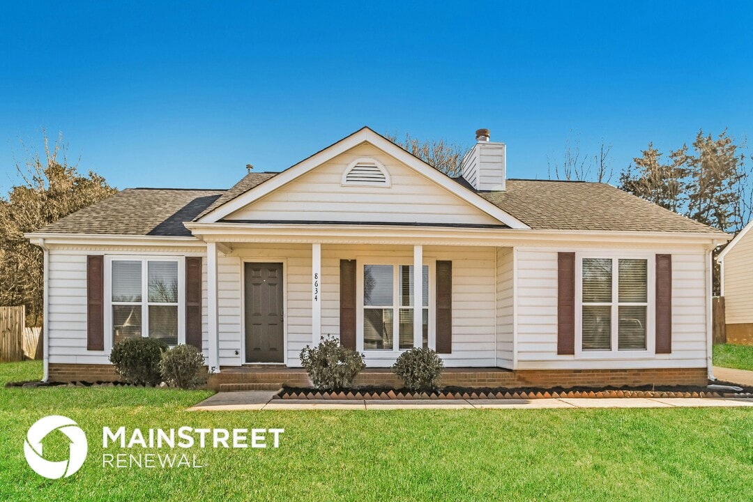 8634 Milton Morris Dr in Charlotte, NC - Foto de edificio