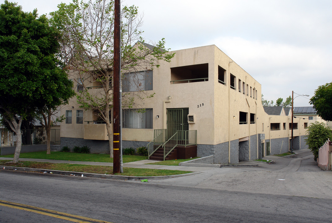 215 E Hyde Park Blvd in Inglewood, CA - Building Photo