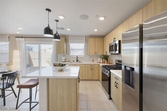 911 Cadence Vw Wy in Henderson, NV - Building Photo - Building Photo