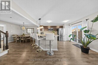 504 Broadleaf St in Ottawa, ON - Building Photo - Building Photo