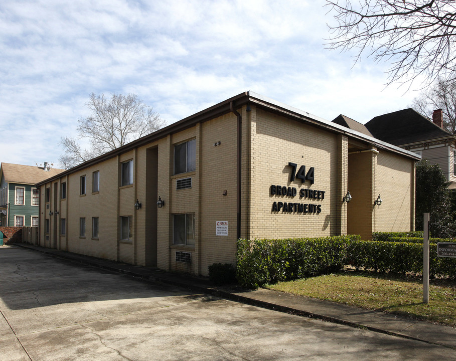 744 Broadway in Columbus, GA - Foto de edificio