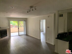 5530 Owensmouth Ave in Los Angeles, CA - Building Photo - Building Photo