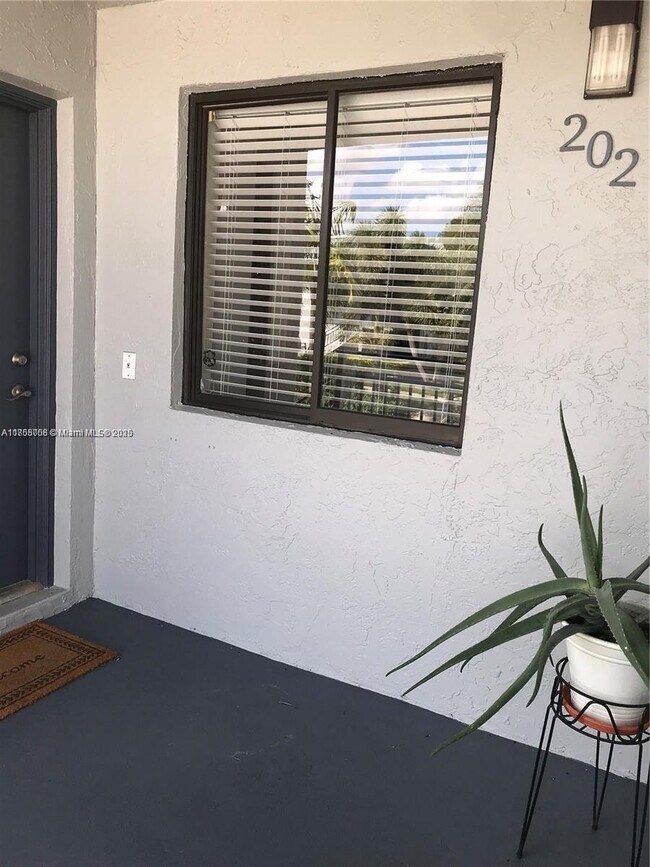 16521 Blatt Blvd in Weston, FL - Building Photo - Building Photo
