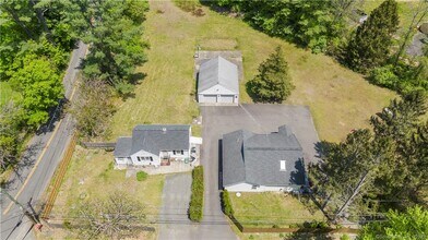 16 Little Brook Ln in Newtown, CT - Building Photo - Building Photo