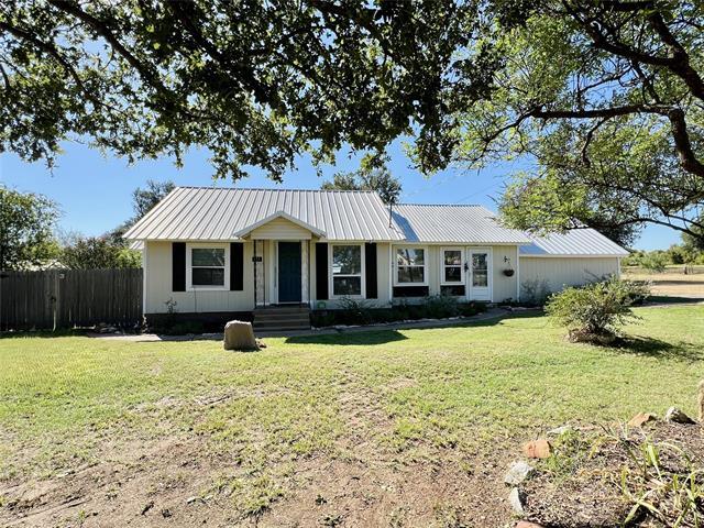 713 Spring St in Granbury, TX - Building Photo