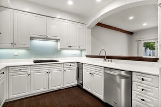 6435 Zumirez Dr in Malibu, CA - Building Photo - Building Photo