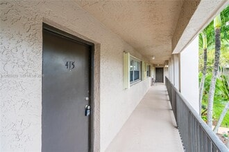 8513 Old Country Manor in Davie, FL - Building Photo - Building Photo