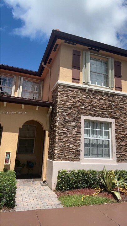 3390 NE 13th Cir Dr in Homestead, FL - Foto de edificio