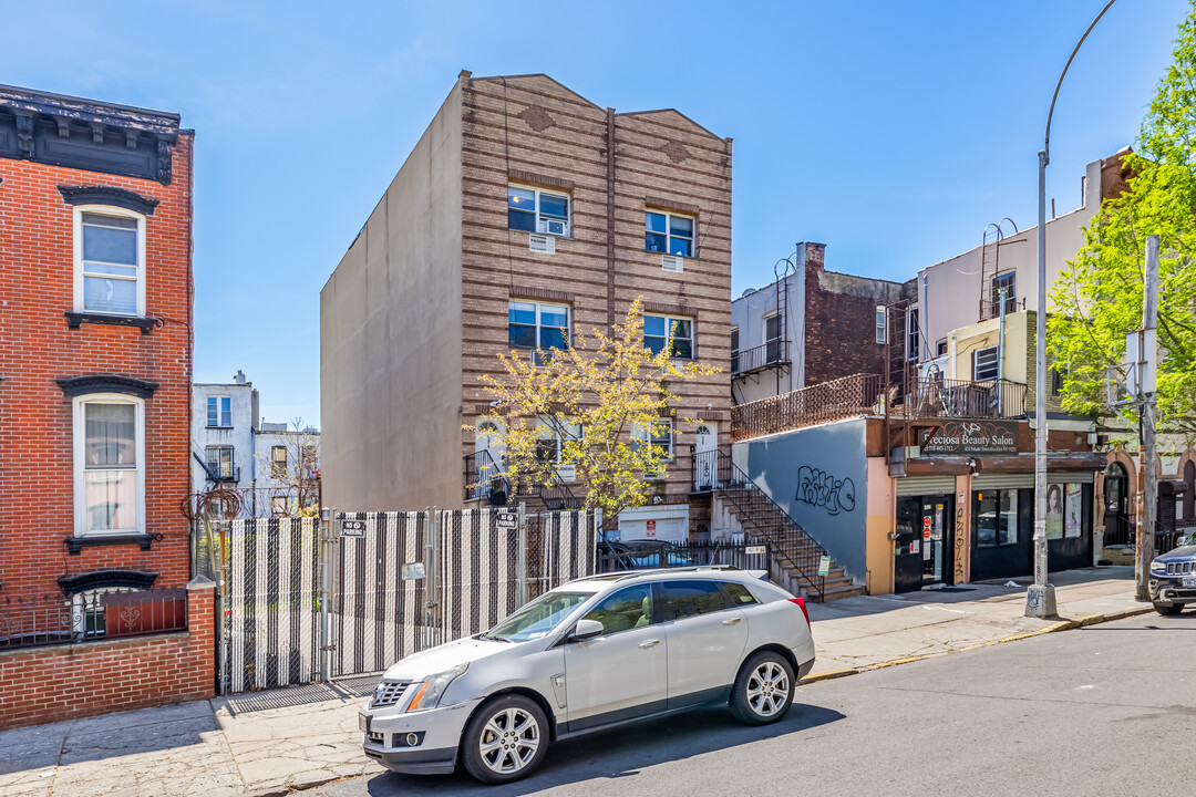 430 Pulaski St in Brooklyn, NY - Building Photo