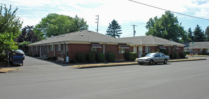 Queen's Court Apartments in Portland, OR - Building Photo - Building Photo