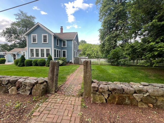 243 Dudley Rd in Bedford, MA - Building Photo - Building Photo