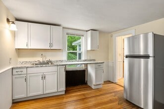 216 Bartlett St in Portsmouth, NH - Building Photo - Building Photo