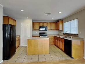 4257 Olympic Point Dr in Las Vegas, NV - Foto de edificio - Building Photo