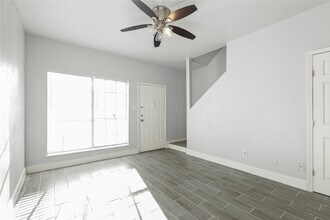 8703 Victorian Village Dr in Houston, TX - Building Photo - Building Photo