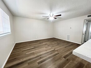 201 S Kaysie St in Angleton, TX - Building Photo - Building Photo