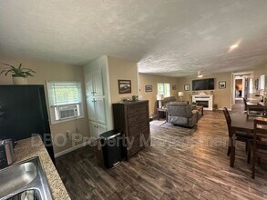 11 Whitney Way in East Greenbush, NY - Foto de edificio - Building Photo