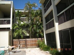 2450 NE 15th Ave in Wilton Manors, FL - Building Photo - Building Photo