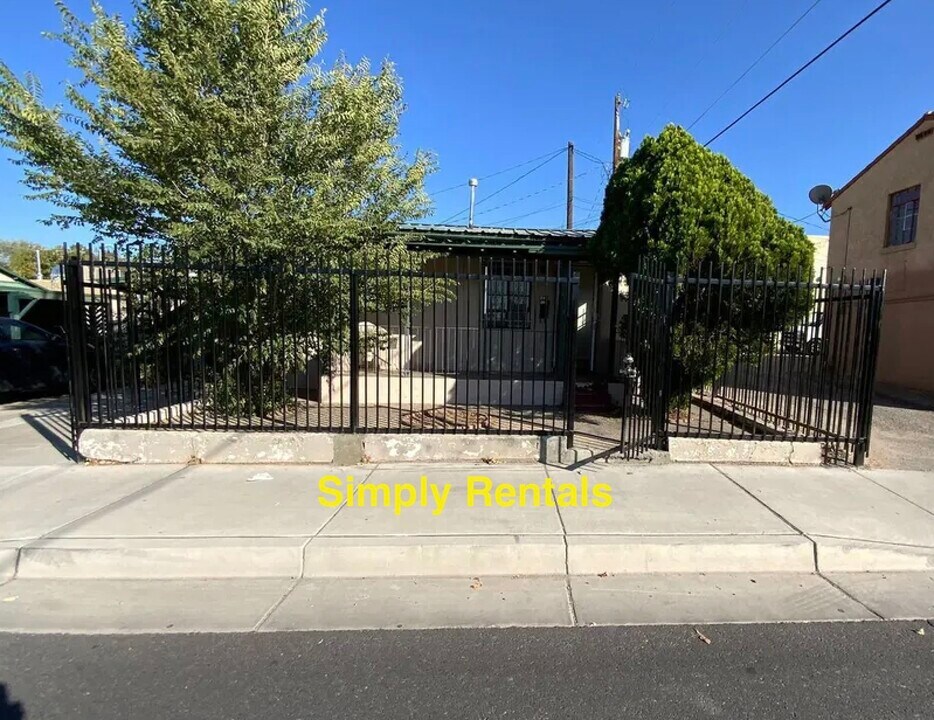 208 University Blvd SE in Albuquerque, NM - Building Photo
