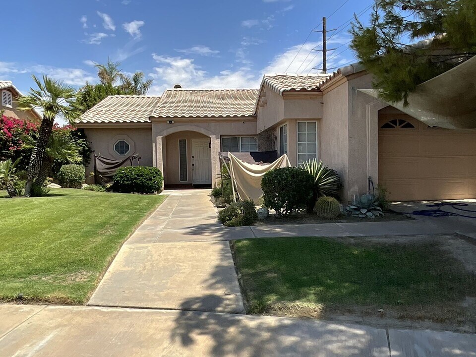 40940 Avenida Estrada in Palm Desert, CA - Building Photo