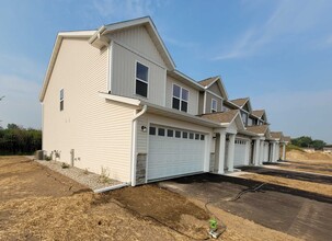 1610 Eastside Cir in Marshfield, WI - Building Photo - Building Photo