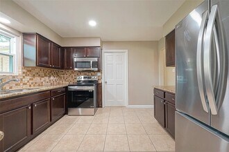 6534 Bayonne Dr in Spring, TX - Foto de edificio - Building Photo